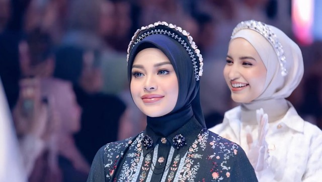 Aurel Hermansyah, anak dari pasangan musisi terkenal Anang Hermansyah dan Krisdayanti, semakin mencuri perhatian publik dengan penampilannya di dunia mode. Baru-baru ini, Aurel menunjukkan kemampuannya sebagai model catwalk dalam sebuah acara fashion bergengsi. Tak hanya tampil cantik, Aurel juga terlihat lebih langsing dan semakin percaya diri di atas panggung. Berikut adalah 7 potret Aurel Hermansyah yang sukses memukau sebagai model catwalk.  Transformasi Penampilan Aurel Hermansyah di Dunia Fashion 1. Penampilan Elegan dengan Gaya Modern Aurel Hermansyah selalu dikenal dengan gaya fashion yang anggun dan elegan, dan di catwalk kali ini, ia semakin menunjukkan pesonanya. Dengan mengenakan busana yang didesain khusus oleh perancang ternama, Aurel tampil dengan gaya yang lebih dewasa dan modern. Ia memilih gaun dengan potongan yang ramping dan sleek, memamerkan tubuh langsingnya yang semakin terlihat. Gaya rambutnya yang simpel dan makeup natural semakin menambah kesan segar dan menawan.  2. Kepercayaan Diri yang Meningkat Di atas catwalk, Aurel menunjukkan kepercayaan dirinya yang luar biasa. Meskipun ini adalah pengalaman baru baginya sebagai model, ia berhasil berjalan dengan penuh percaya diri dan menunjukkan profesionalisme yang tinggi. Melihat penampilannya yang semakin matang, tidak ada keraguan bahwa Aurel bisa bersaing dengan model-model profesional lainnya. Wajah cantiknya yang cerah juga semakin bersinar, memancarkan aura positif yang membuatnya semakin memukau.  Tampil Langsing dan Sempurna di Catwalk 3. Perubahan Tubuh yang Menarik Perhatian Aurel yang dulunya dikenal dengan tubuh yang lebih berisi kini tampil dengan tubuh yang lebih langsing dan proporsional. Perubahan ini menarik perhatian banyak orang, terutama penggemar yang selalu mendukungnya. Aurel menjalani pola hidup sehat yang membantunya mencapai bentuk tubuh ideal, namun tetap terlihat natural dan tidak berlebihan. Penampilannya yang semakin langsing menambah kesan modern dan chic, cocok dengan busana-busana yang dikenakannya di atas runway.  4. Memadukan Elegansi dengan Kekuatan Karakter Salah satu hal yang membuat Aurel sangat menarik di atas catwalk adalah kemampuannya memadukan elegansi dengan kekuatan karakter. Meskipun gaya catwalk-nya terlihat ringan dan anggun, Aurel berhasil memberikan kesan tegas dan kuat pada setiap langkah yang ia ambil. Ini membuktikan bahwa ia bukan hanya seorang figur publik yang terkenal karena keluarganya, tetapi juga seorang pribadi yang memiliki potensi besar dalam dunia fashion.  7 Potret Aurel Hermansyah di Catwalk yang Memukau 5. Tampil Memikat dengan Gaun Mewah Pada salah satu sesi catwalk, Aurel mengenakan gaun malam berwarna hitam dengan desain mewah yang membalut tubuhnya dengan sempurna. Gaun tersebut dihiasi dengan aksen payet yang berkilau, mempertegas penampilannya yang semakin menawan. Aurel memancarkan aura bintang yang tak terbantahkan, menjadikannya pusat perhatian di atas catwalk.  6. Gaya Berjalan yang Elegan Aurel menunjukkan teknik berjalan yang sangat elegan di catwalk. Langkahnya terlihat stabil dan anggun, mencerminkan kematangan dan pengalaman meski masih terbilang baru di dunia model. Dengan postur tubuh yang tegap dan langkah yang penuh percaya diri, Aurel berhasil menampilkan gaya catwalk yang memikat hati penonton.  7. Aurel Sebagai Ikon Fashion Masa Kini Setelah tampil memukau sebagai model catwalk, Aurel semakin dilirik sebagai ikon fashion masa kini. Setiap penampilannya selalu berhasil mencuri perhatian media dan publik, baik dalam acara-acara besar maupun di media sosial. Penampilan Aurel semakin menunjukkan bahwa ia bukan hanya seorang anak dari selebriti terkenal, tetapi juga seorang perempuan dengan bakat dan potensi di dunia fashion yang patut diperhitungkan.