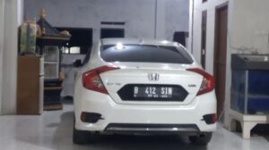 mobil-honda-civic-warna-putih-berpelat-nomor-b-412-sin-terparkir-di-rumah-kepala-desa-kohod_169