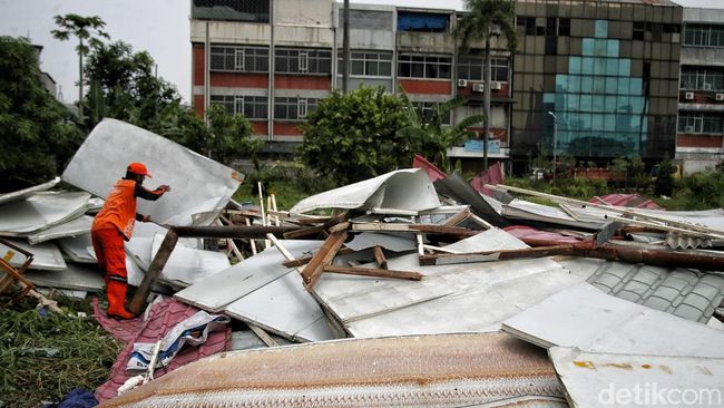 penampakan-belasan-rumah-semi-permanen-roboh-dihantam-puting-beliung-2_169